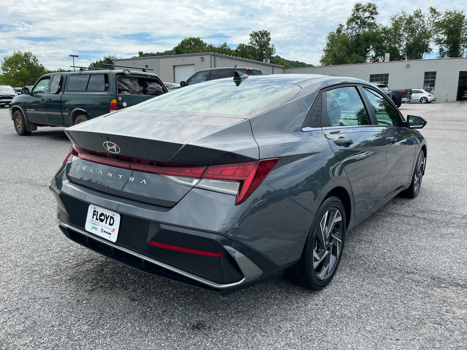 Used 2025 Hyundai Elantra SEL FWD image 3