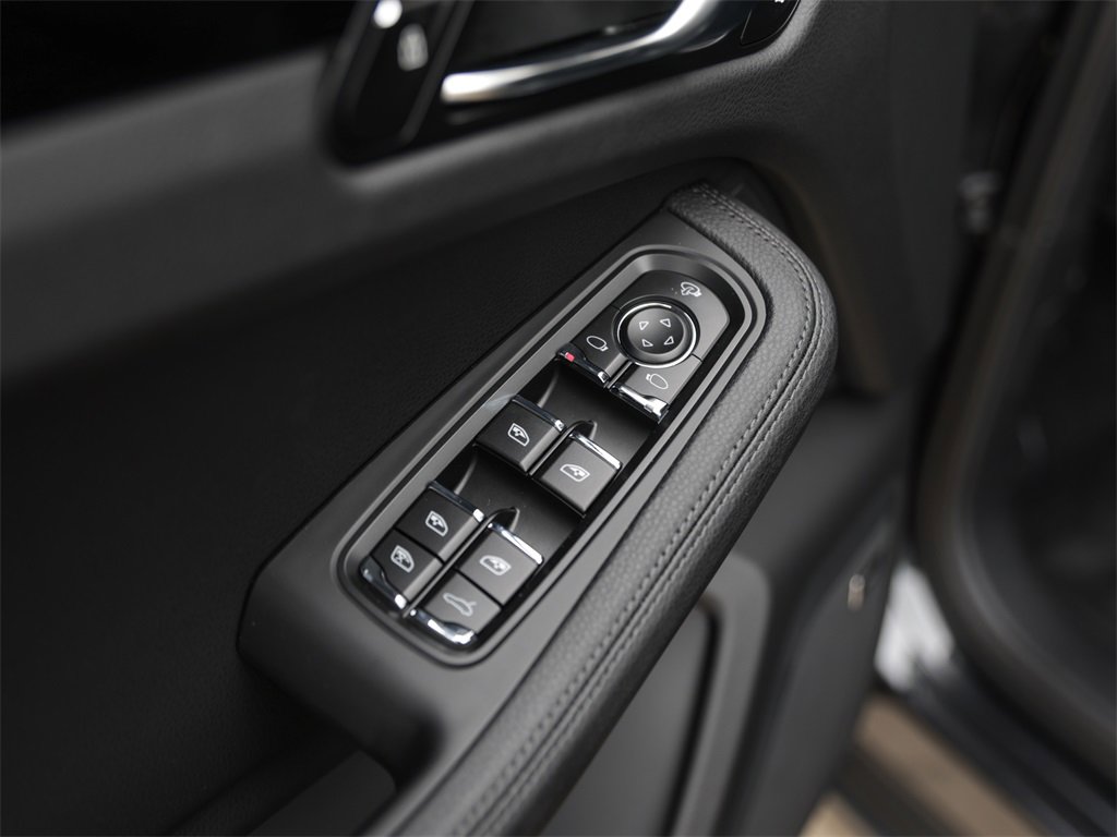 Used 2025 Porsche Macan image 28