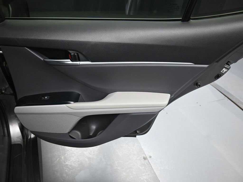 Certified 2018 Toyota Camry LE image 29