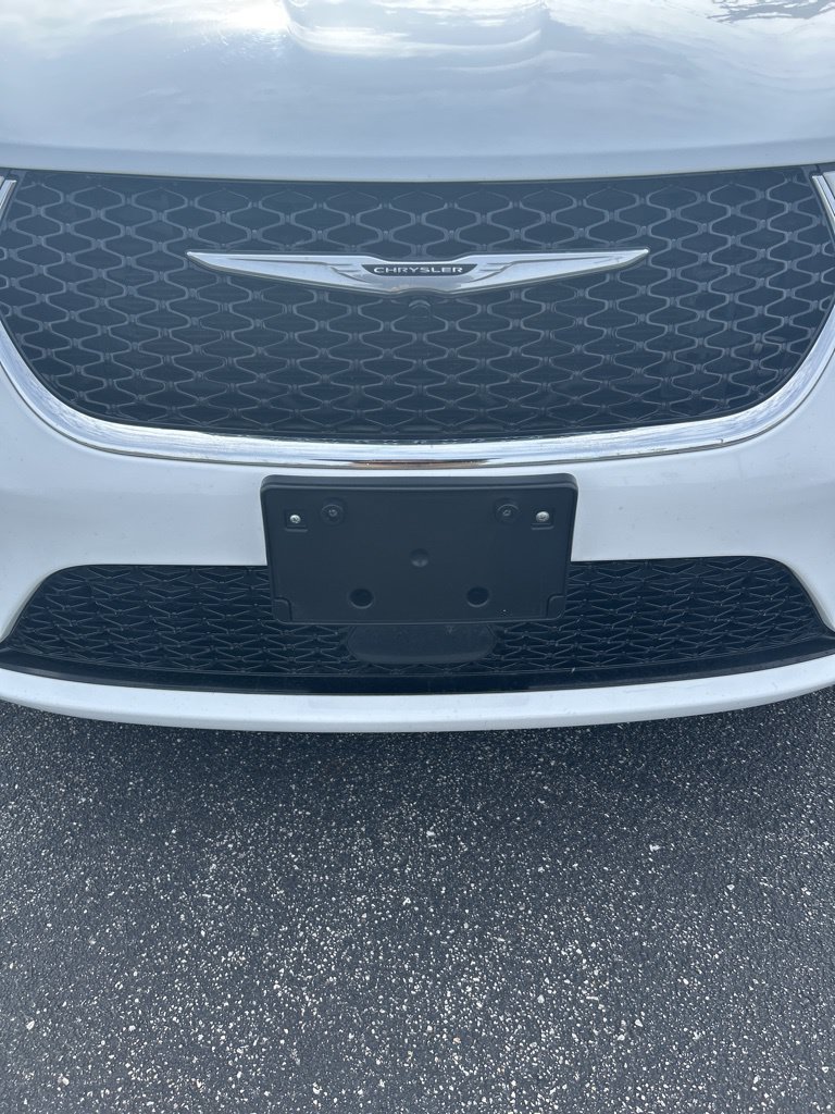 Used 2023 Chrysler Pacifica Touring-L FWD image 3