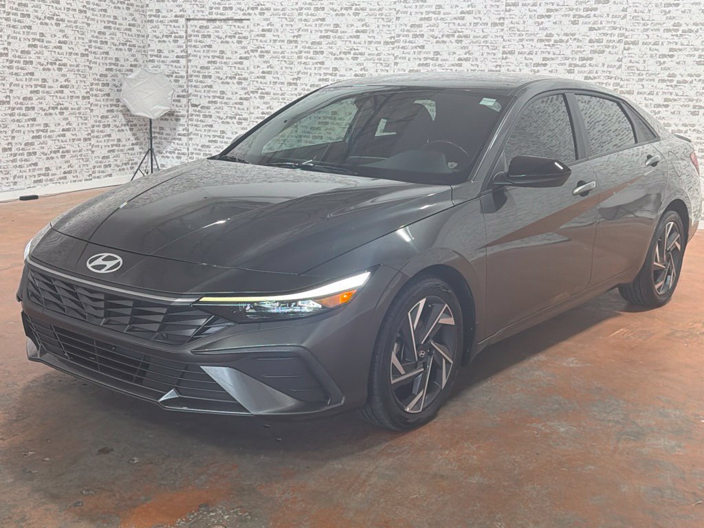 Used 2025 Hyundai Elantra Sport FWD image 3