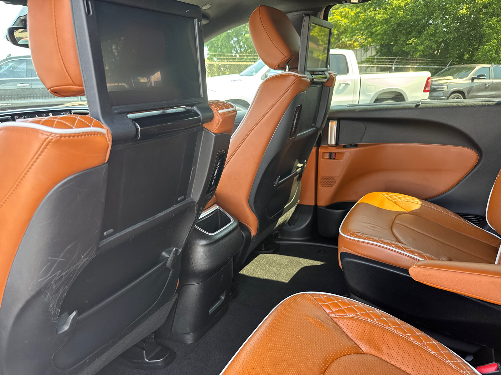 Used 2024 Chrysler Pacifica Pinnacle FWD image 8