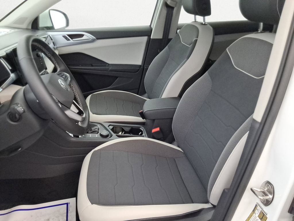 Certified 2025 Volkswagen Taos SE image 12
