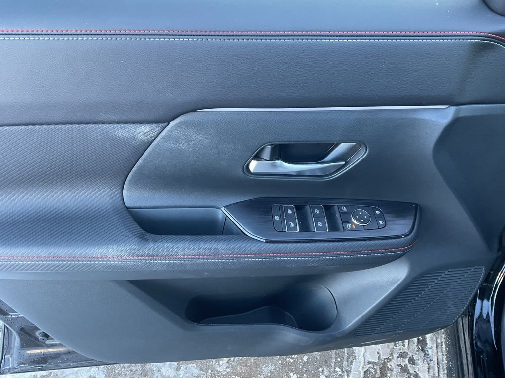 Used 2025 Nissan Kicks SR image 11