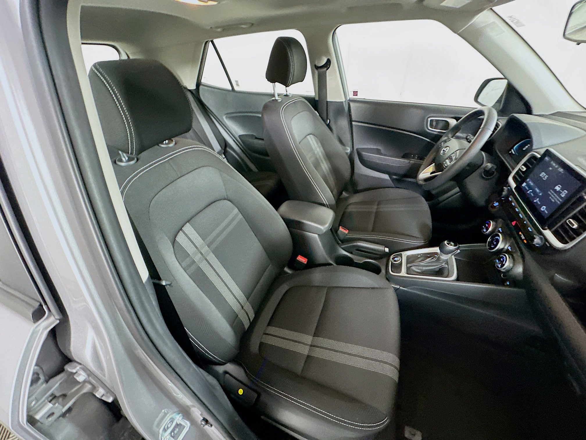 Used 2025 Hyundai Venue SEL image 30