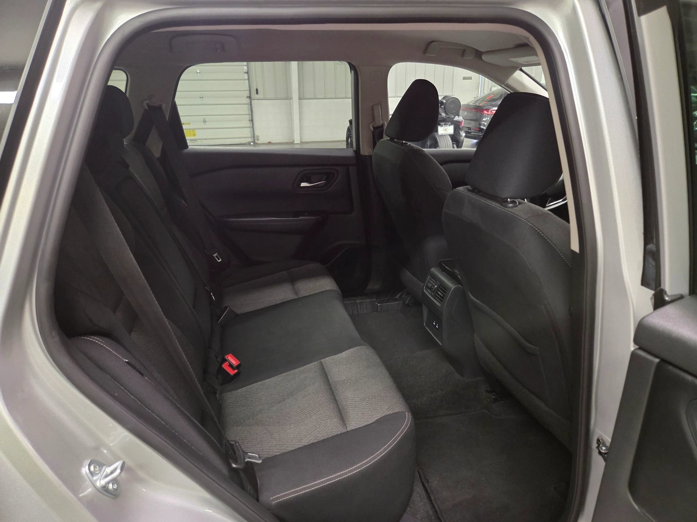 Used 2025 Nissan Rogue SV FWD image 30