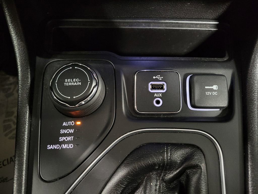 Used 2019 Jeep Cherokee Latitude Plus w/ Comfort/Convenience Group image 17