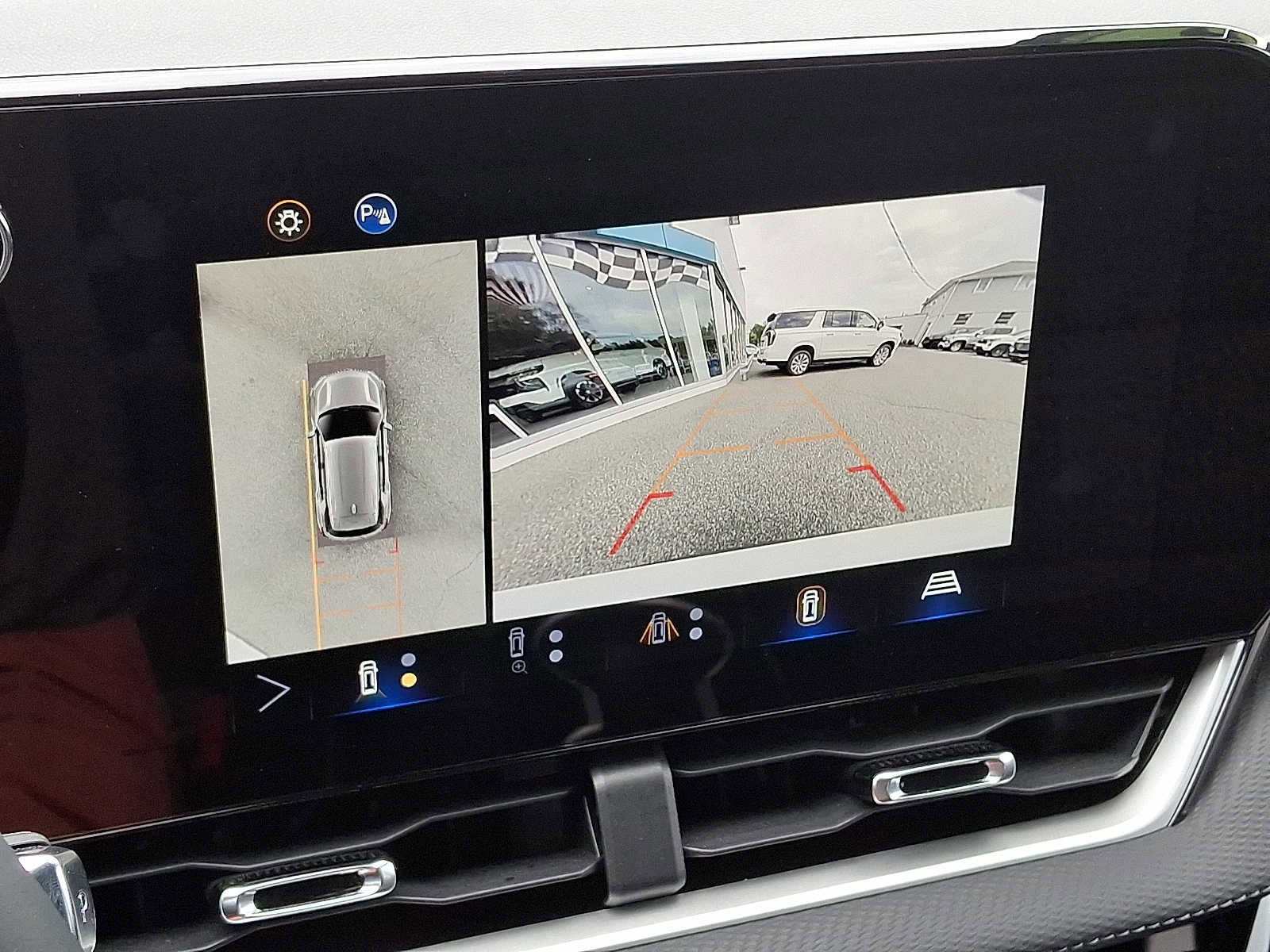 Used 2025 Chevrolet Equinox LT w/ Safety and Technology Package image 18