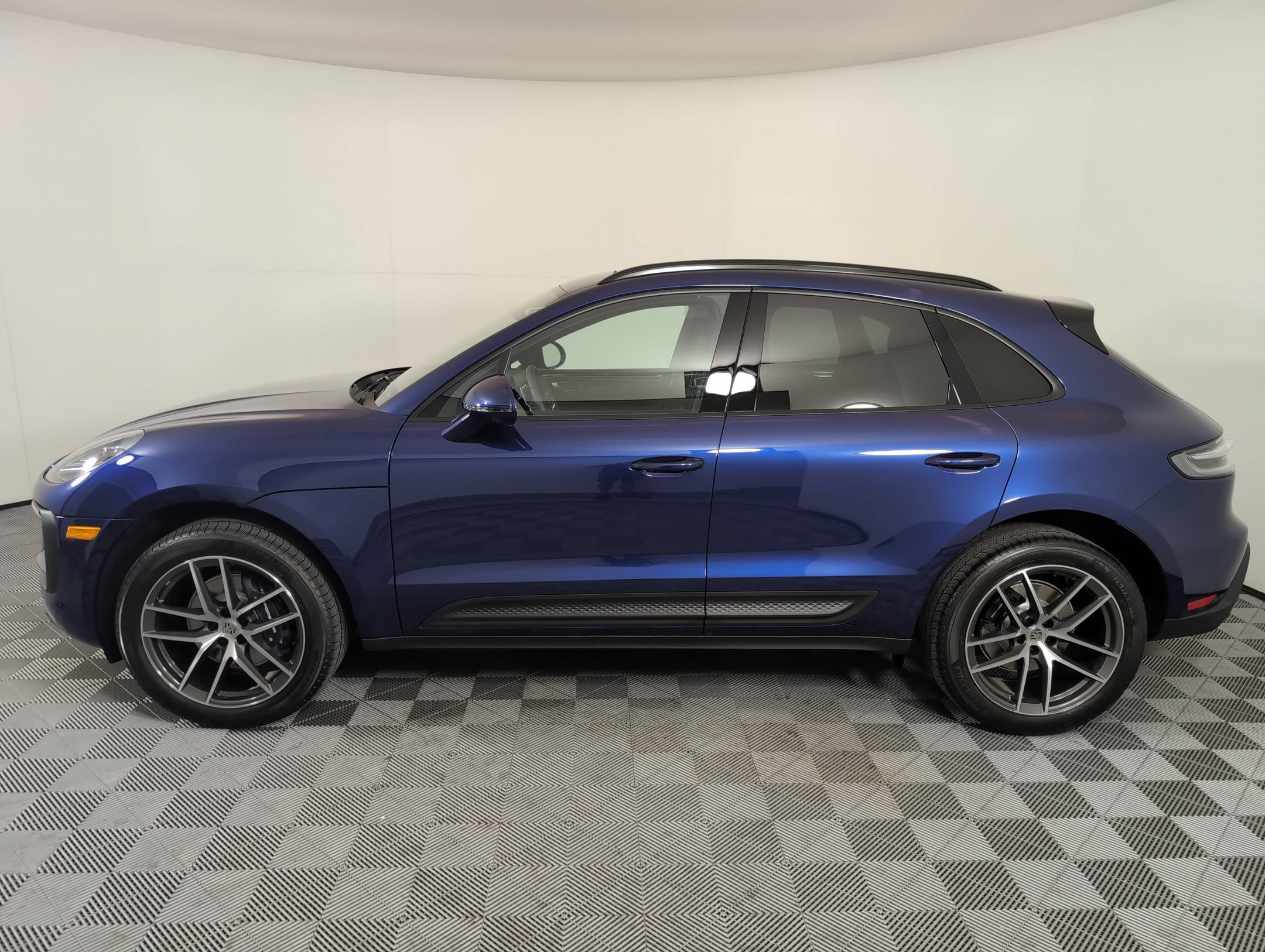 Certified 2025 Porsche Macan AWD/4WD image 2