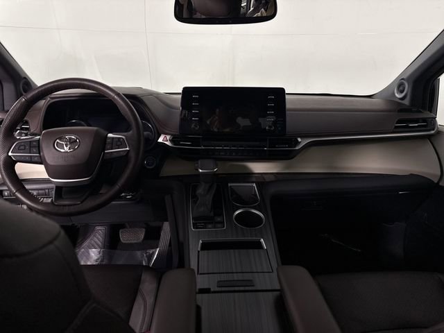 Used 2022 Toyota Sienna Platinum image 25