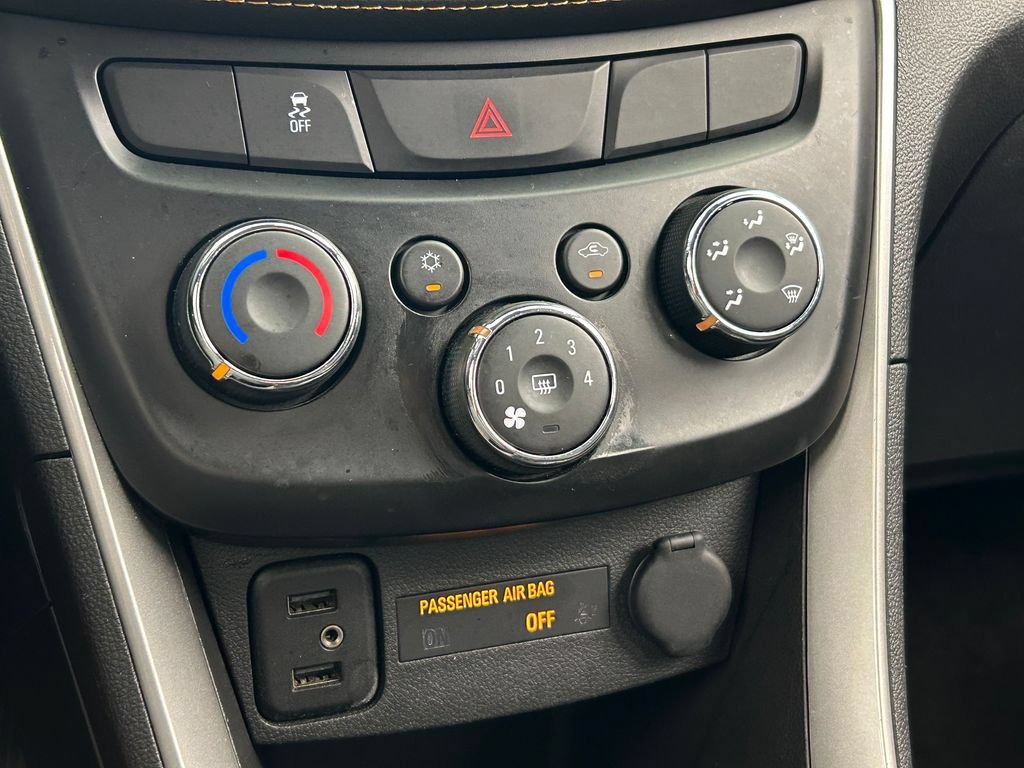 Used 2021 Chevrolet Trax LT w/ LT Convenience Package FWD image 27