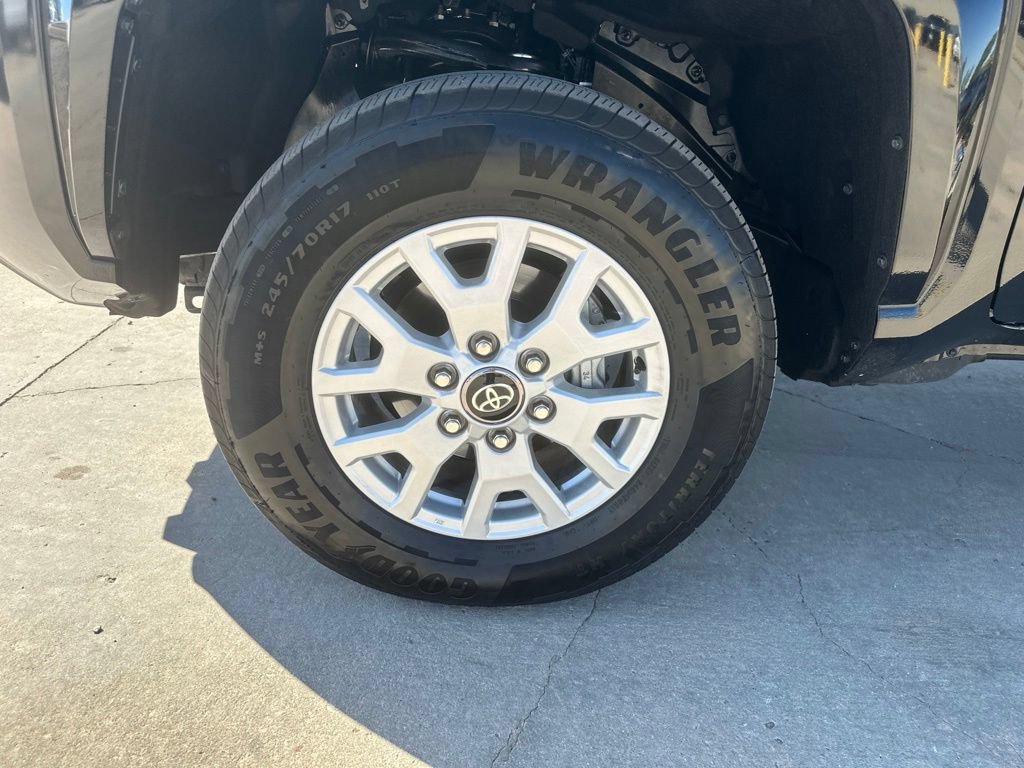 Used 2025 Toyota Tacoma SR5 AWD/4WD image 37