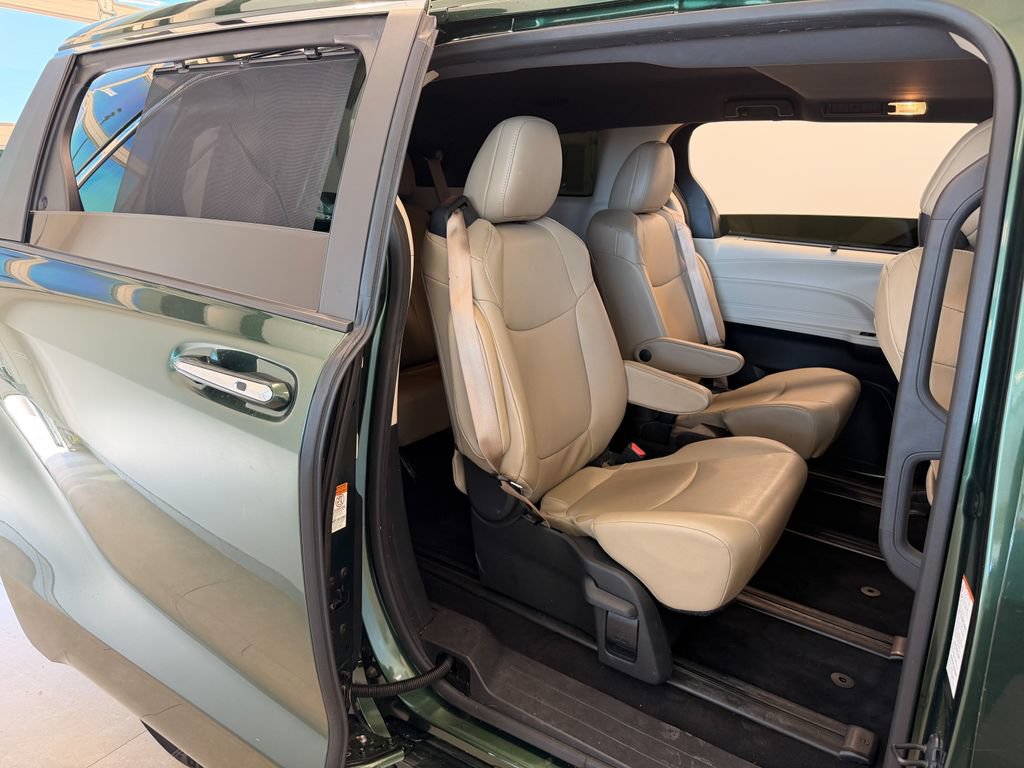 Used 2024 Toyota Sienna XLE FWD image 29