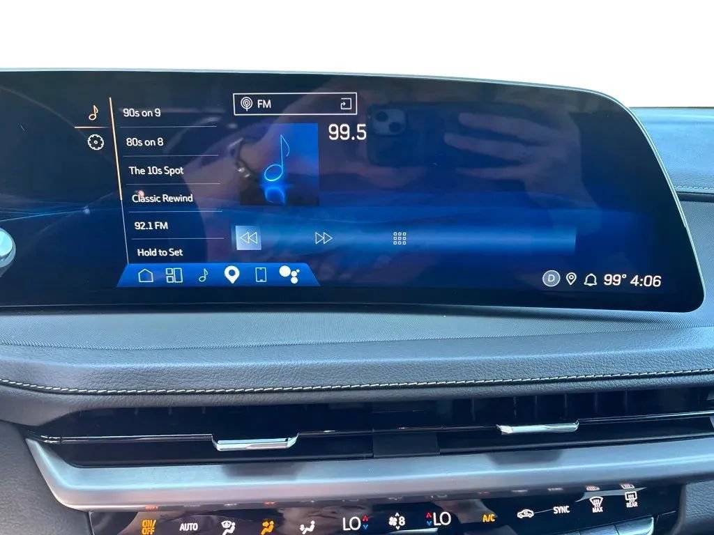 Used 2024 Cadillac XT4 Luxury w/ Cold Weather Package AWD/4WD image 16