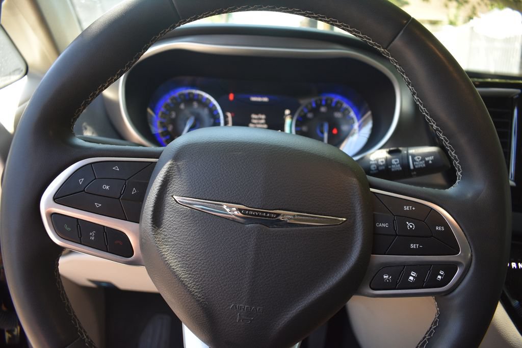 Used 2024 Chrysler Pacifica Touring-L FWD image 12