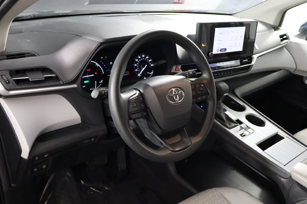Used 2025 Toyota Sienna LE FWD image 22
