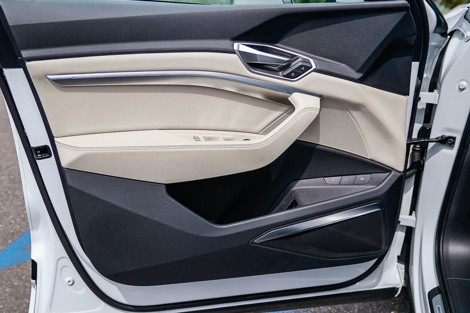 Used 2024 Audi Q8 e-tron Premium Plus image 22