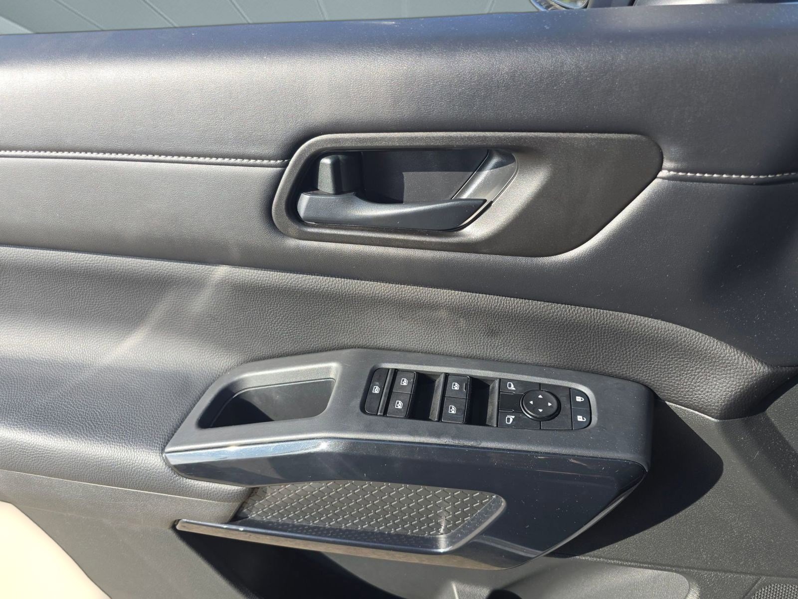 Used 2024 Nissan Pathfinder SV w/ SV Premium Package image 22