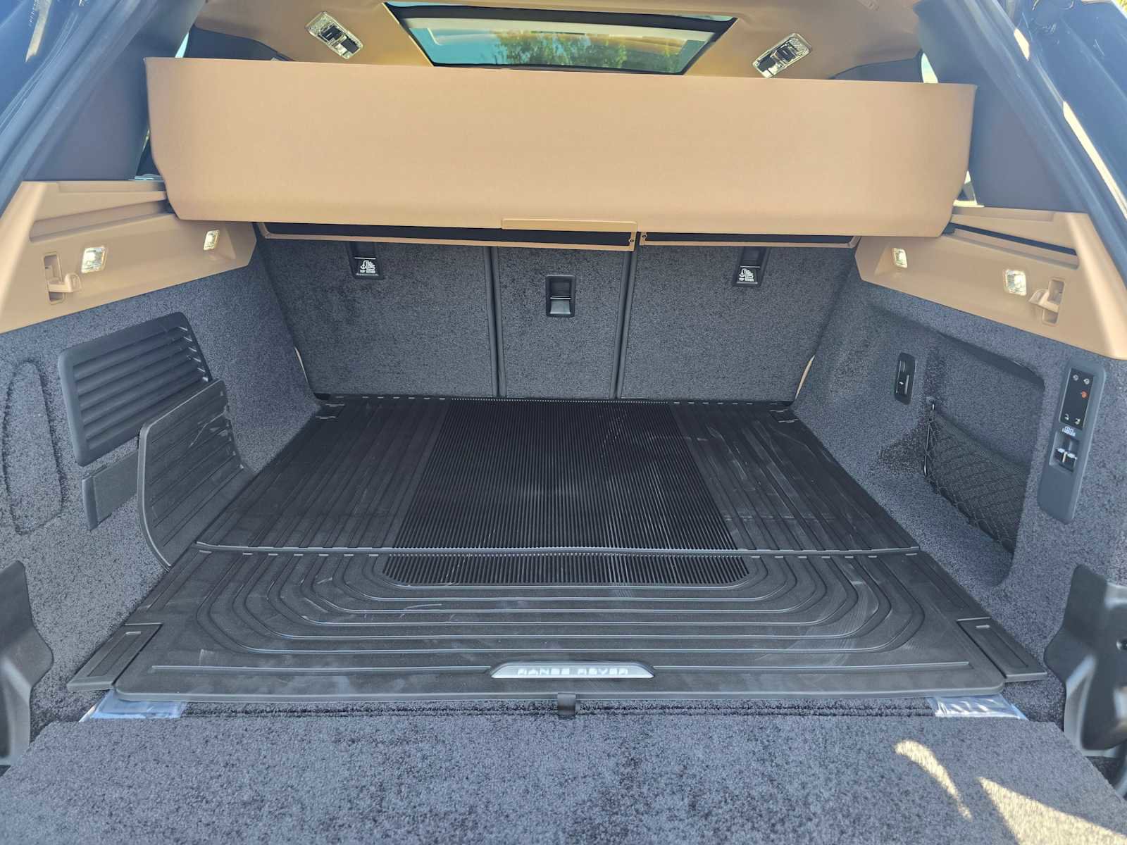 New 2025 Land Rover Range Rover SE image 17