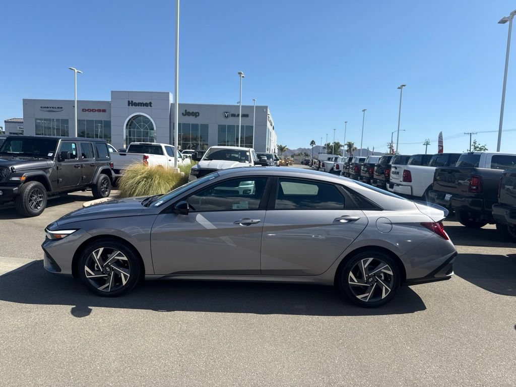 Used 2025 Hyundai Elantra SEL FWD image 8