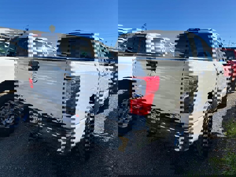 Used 2017 Nissan Titan SV RWD image 9