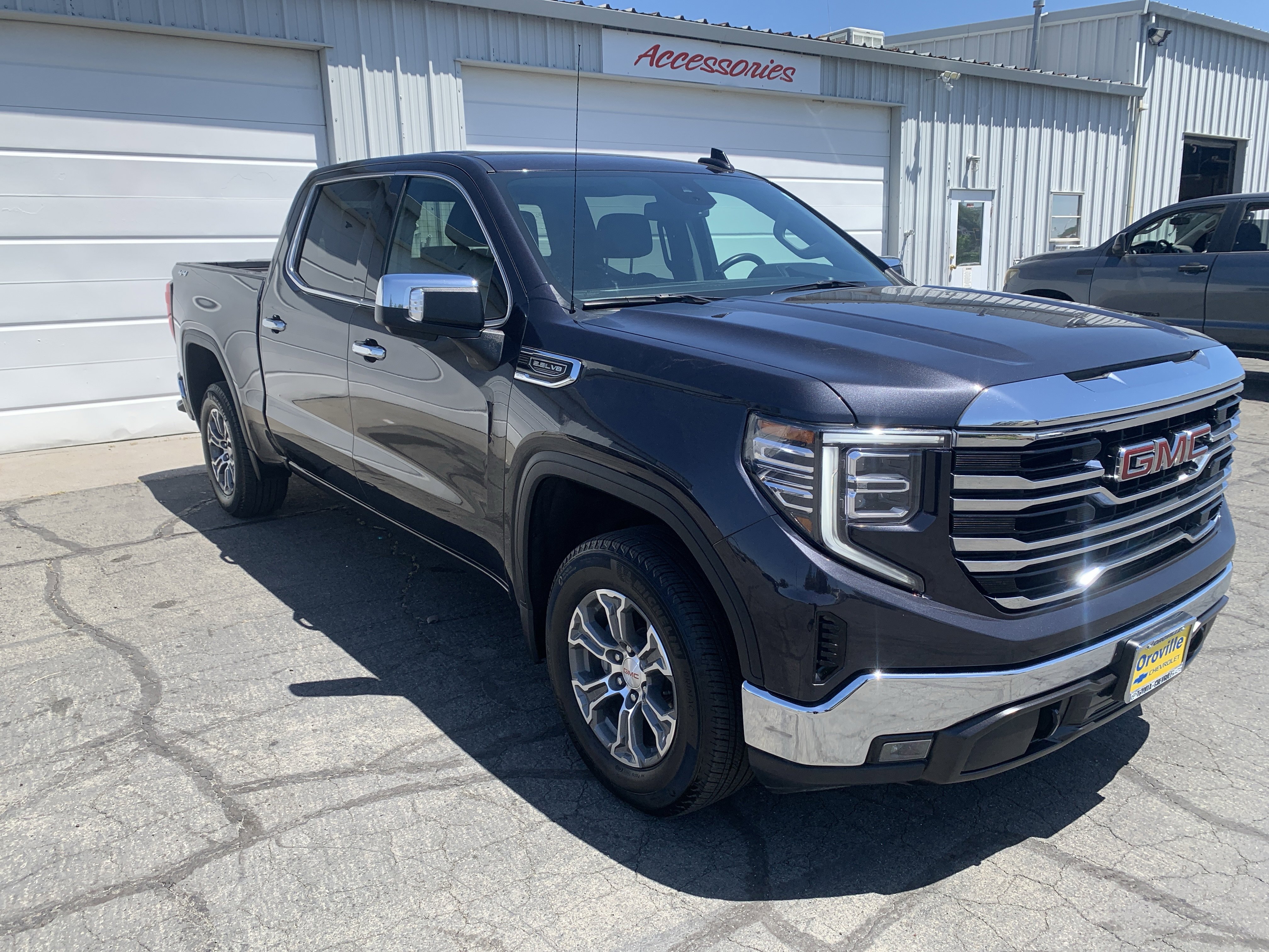 Used 2025 GMC Sierra 1500 SLT AWD/4WD image 5