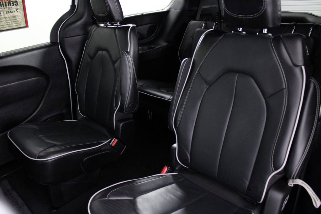 Used 2025 Chrysler Pacifica Limited image 18