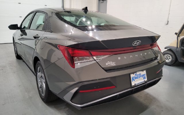 Used 2024 Hyundai Elantra SEL FWD image 5