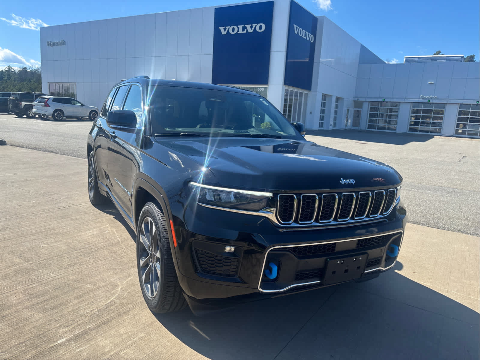 Used 2023 Jeep Grand Cherokee Overland w/ Luxury Tech Group IV AWD/4WD image 2