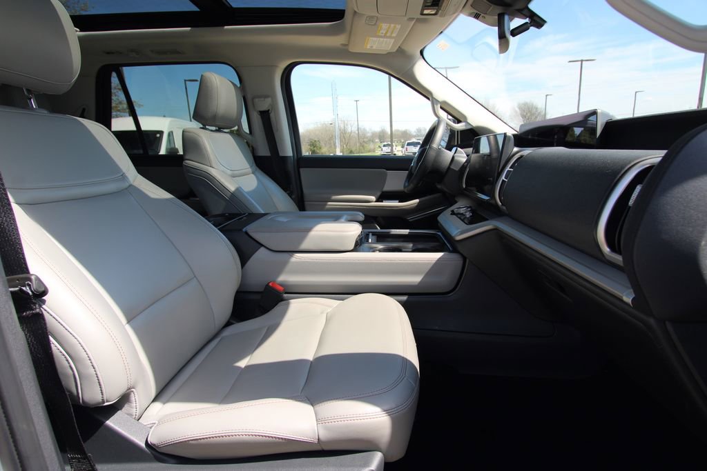 Used 2025 Ford Expedition Active AWD/4WD image 8