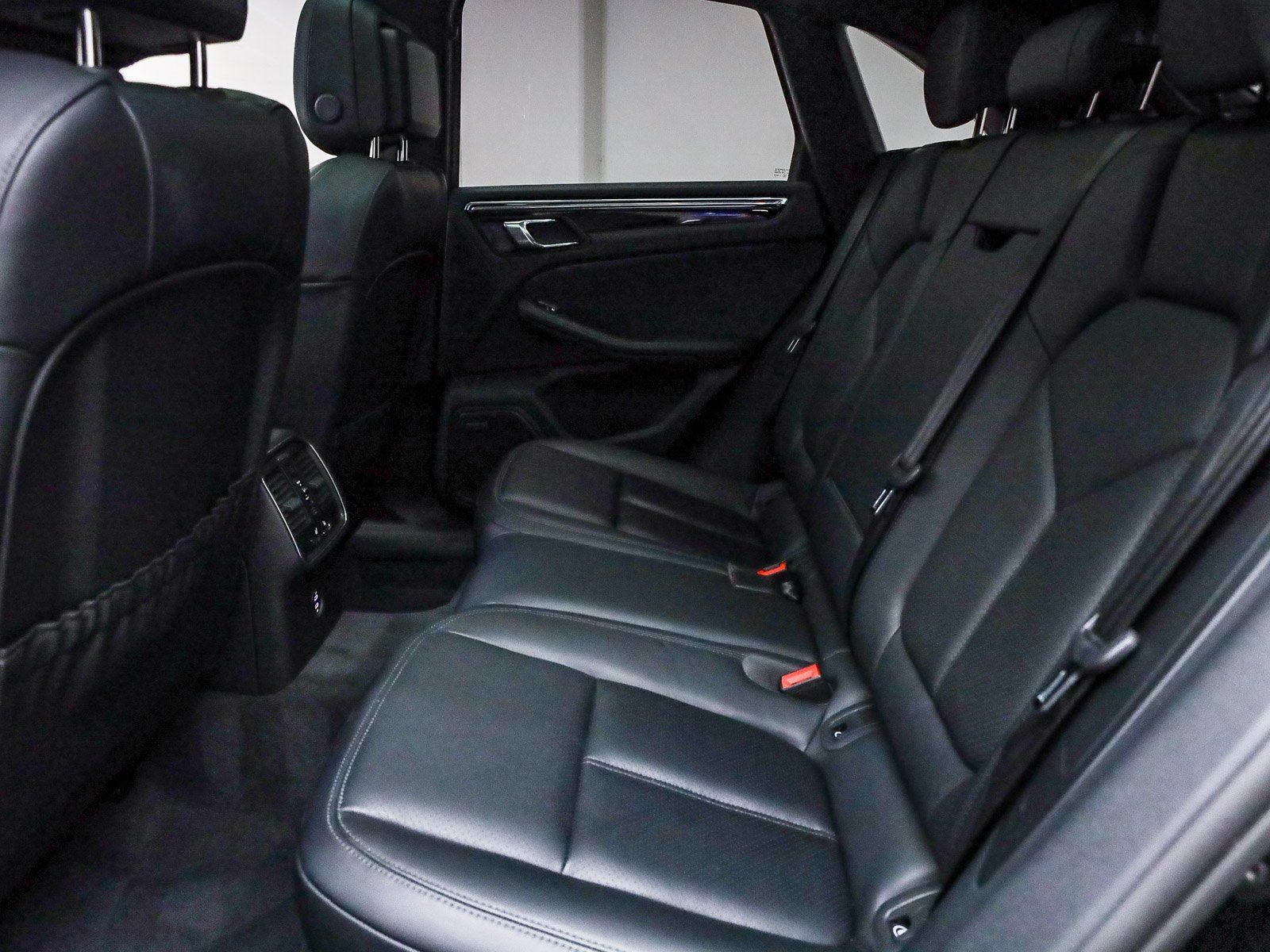 Certified 2025 Porsche Macan AWD/4WD image 23