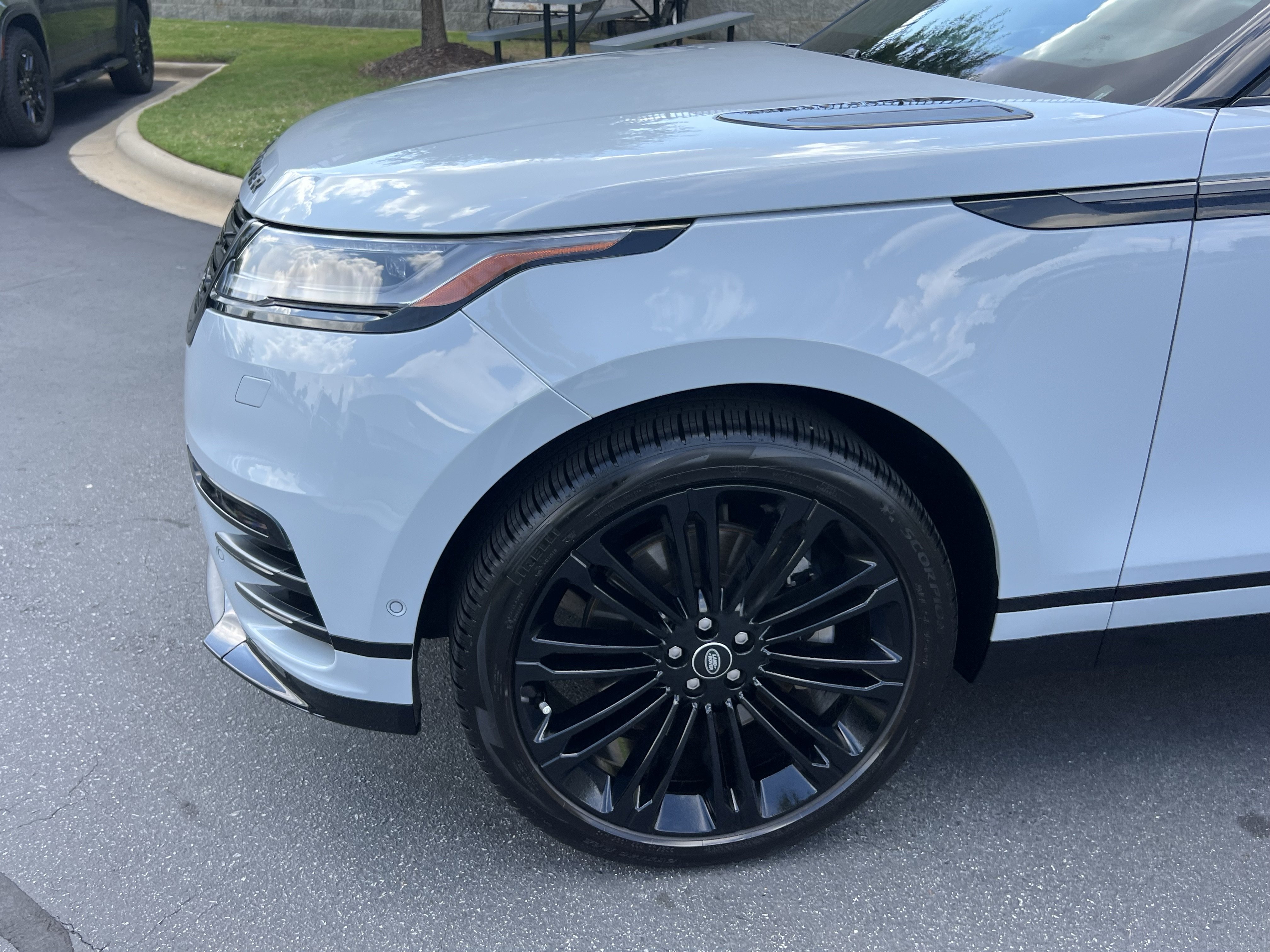 Certified 2026 Land Rover Range Rover Velar Dynamic SE AWD/4WD image 13