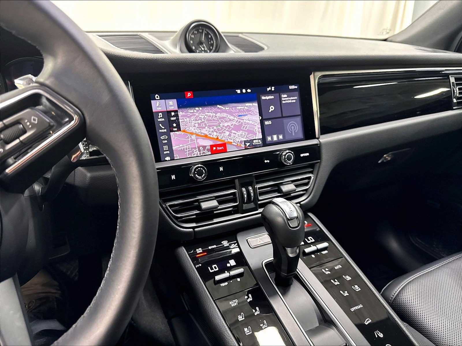 Used 2025 Porsche Macan AWD/4WD image 18