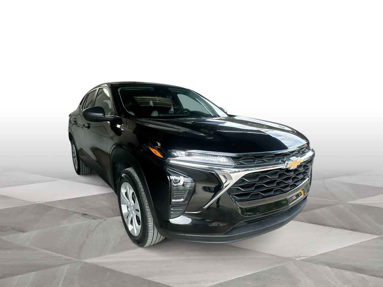 Used 2025 Chevrolet Trax LS FWD image 2