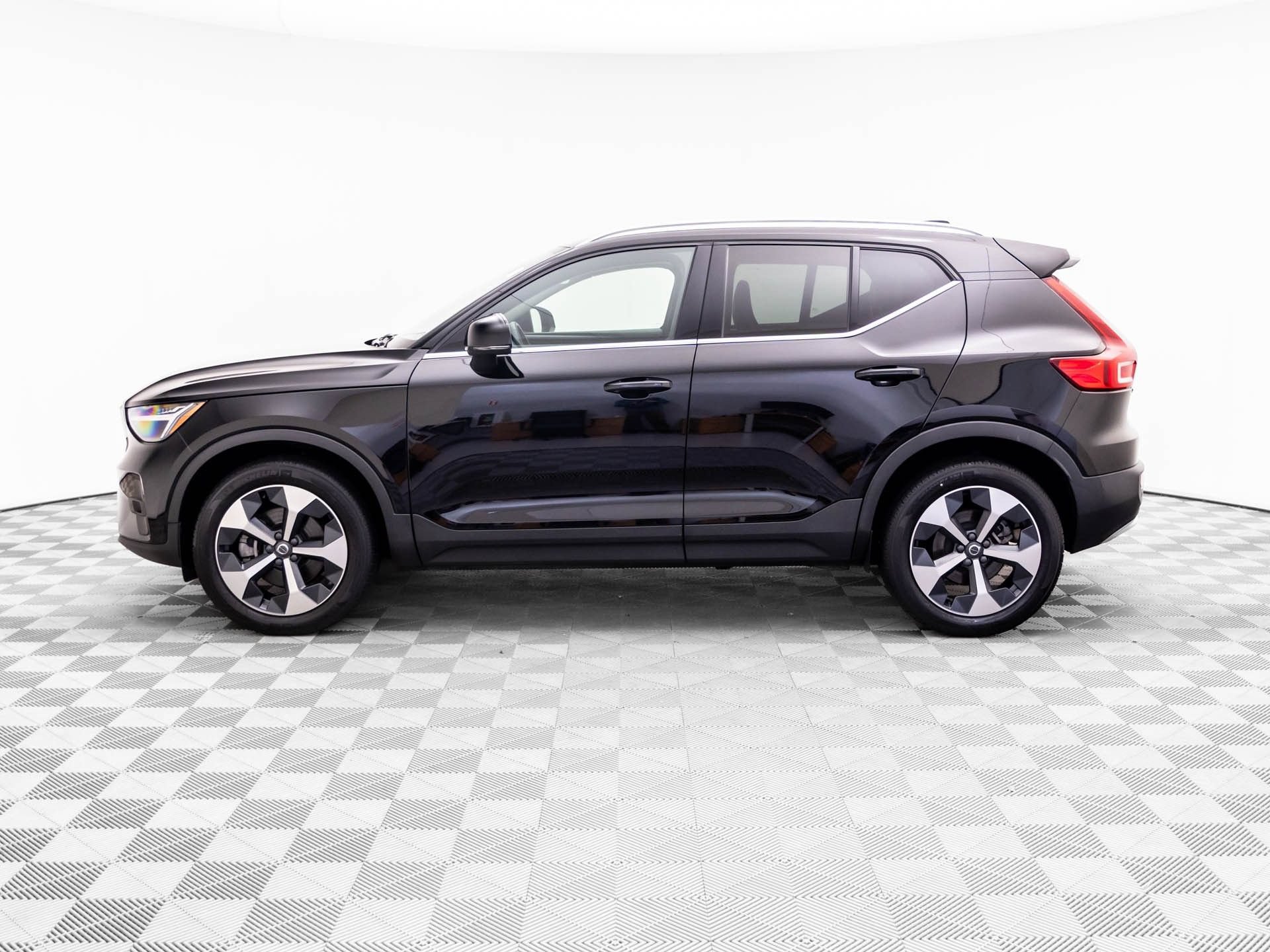 Used 2023 Volvo XC40 B5 Plus w/ Protection Package Premier AWD/4WD image 2