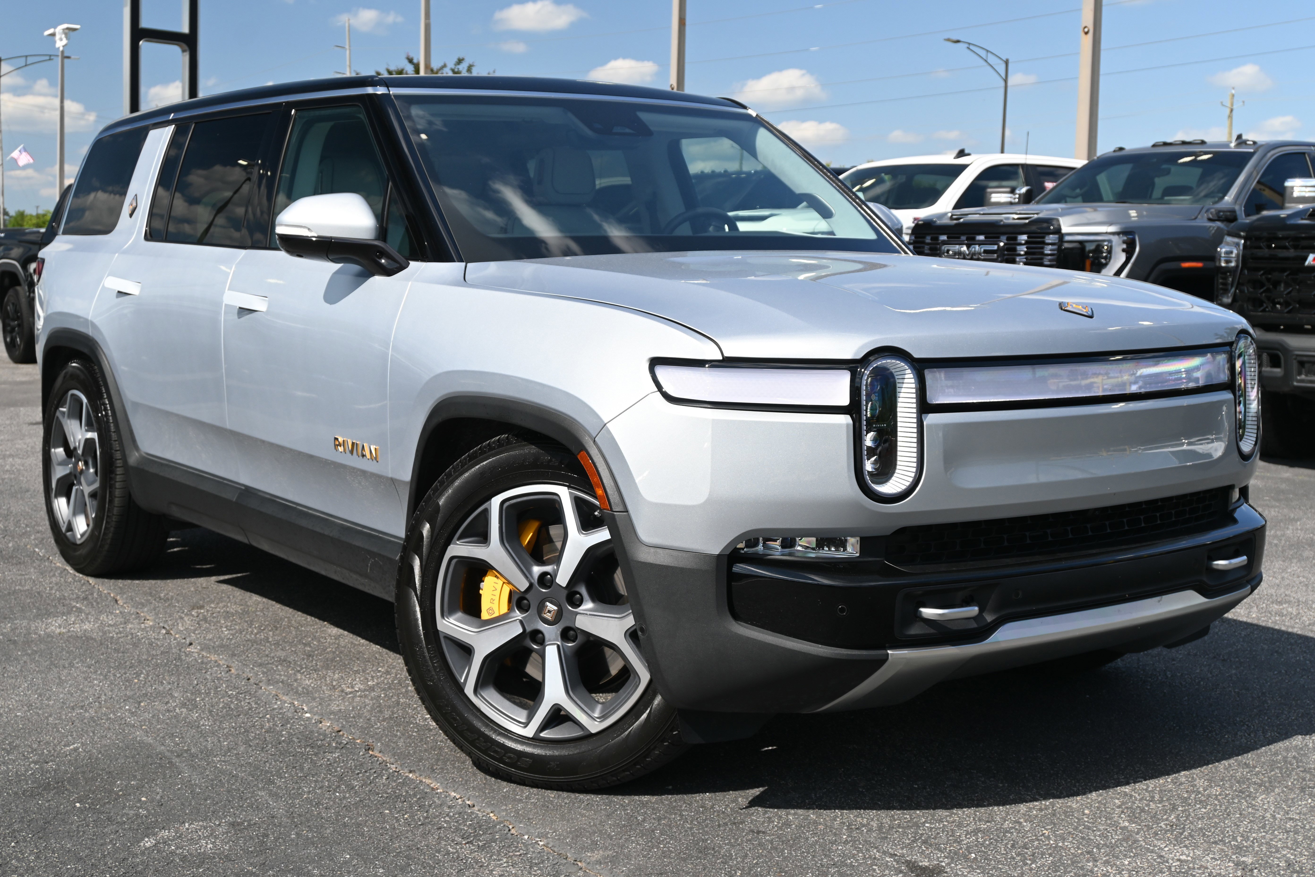 Used 2023 Rivian R1S Adventure AWD/4WD image 2