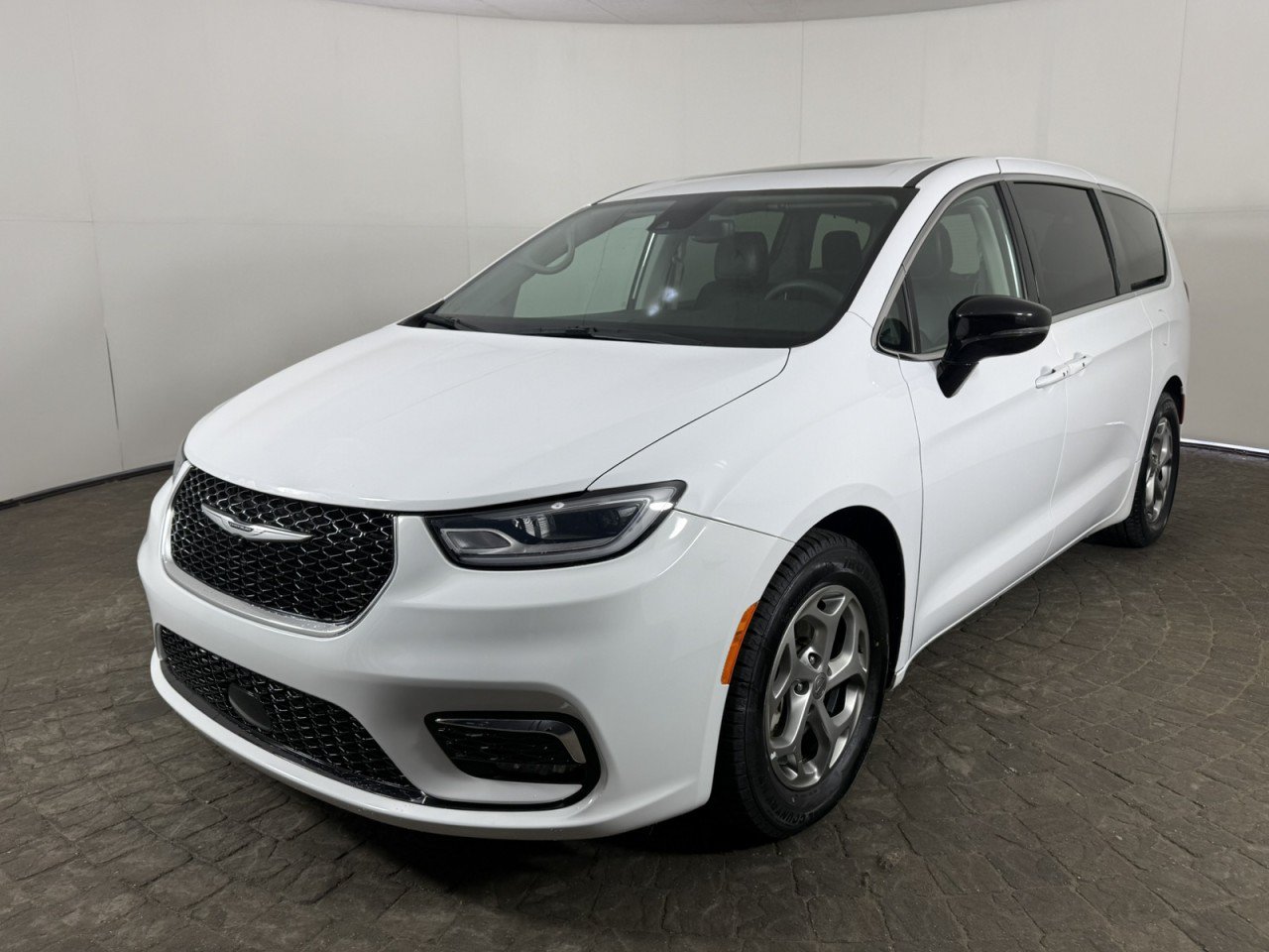 Used 2024 Chrysler Pacifica Limited FWD image 3