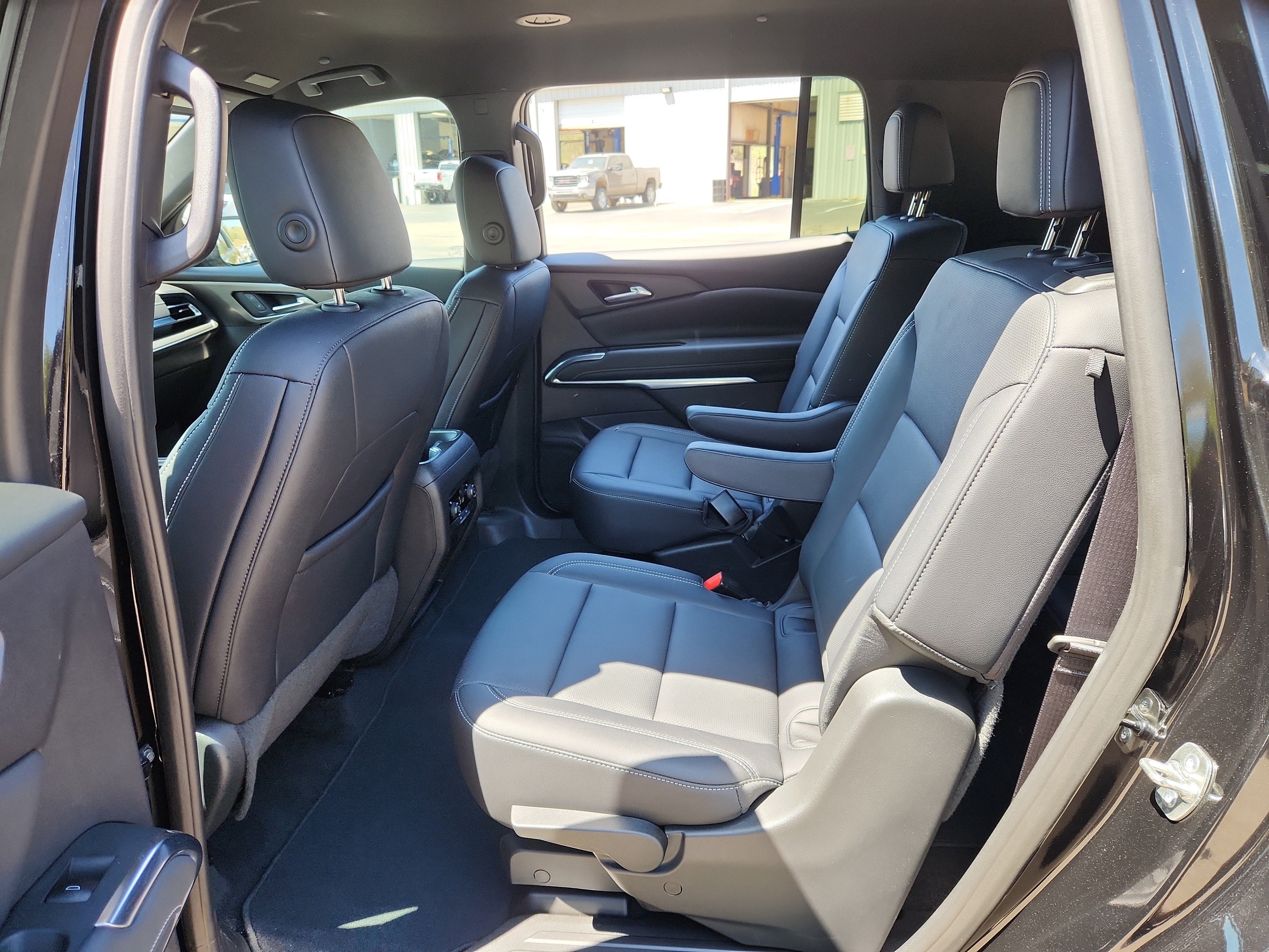 Used 2025 Chevrolet Traverse LT image 30