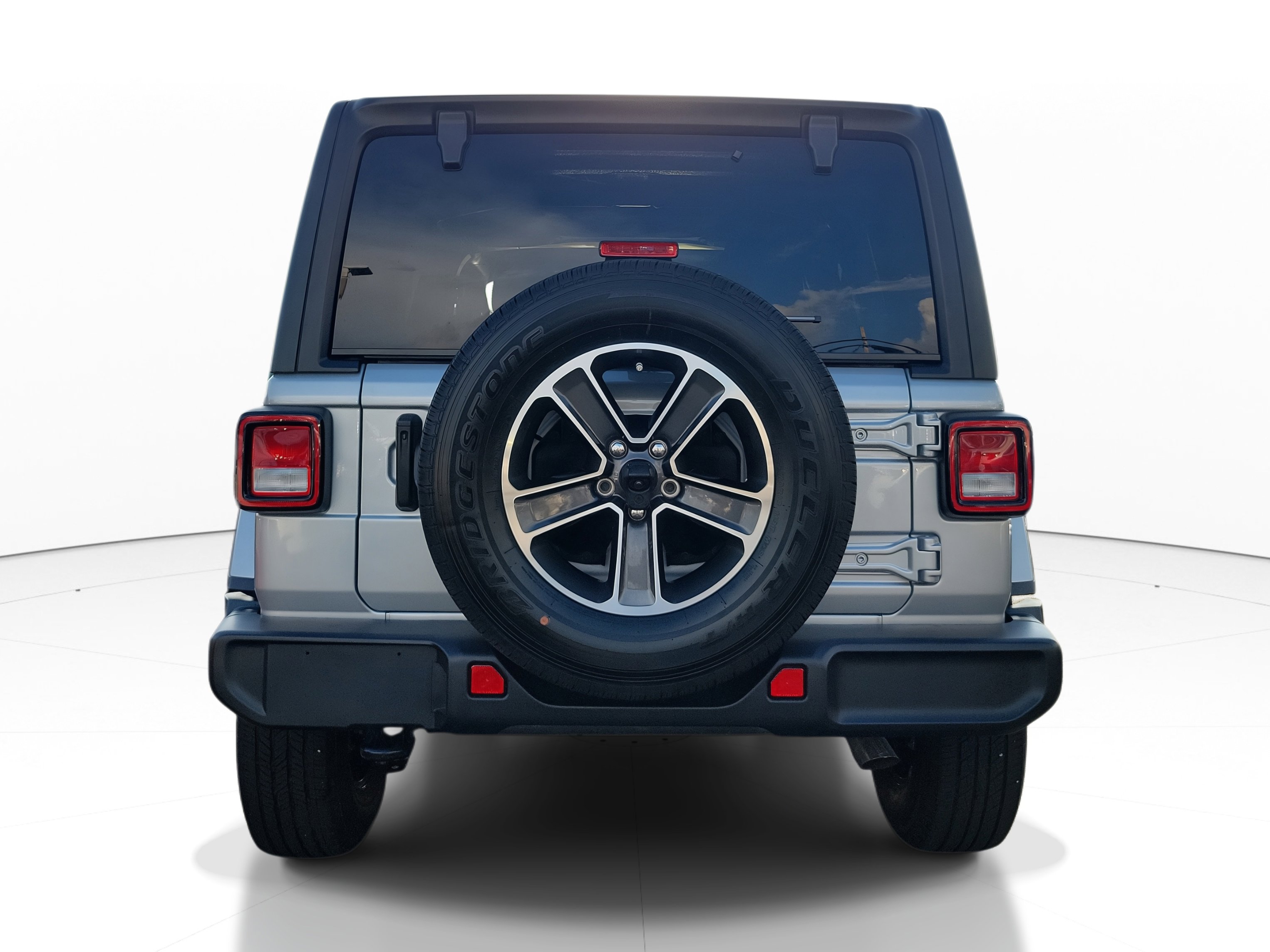 Used 2023 Jeep Wrangler Sahara image 5