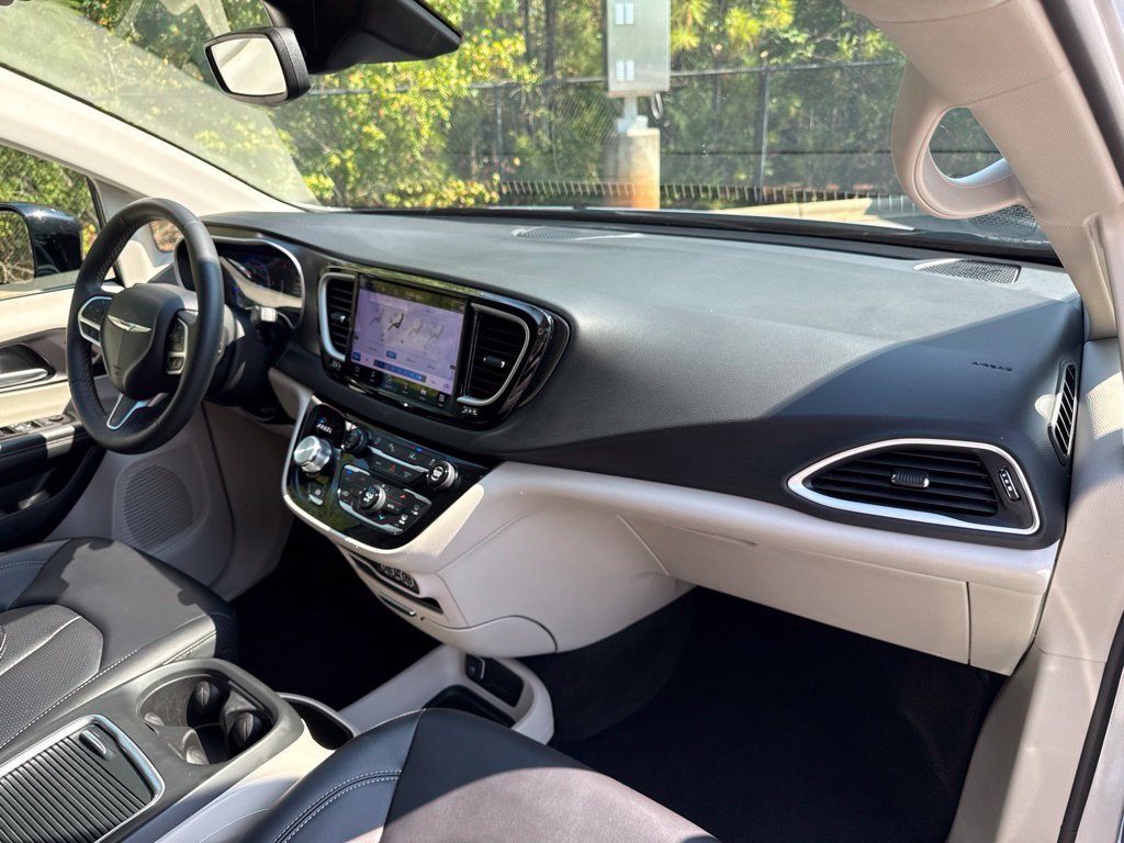 Used 2024 Chrysler Pacifica Touring-L FWD image 40