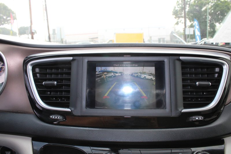 Used 2020 Chrysler Voyager LX image 17