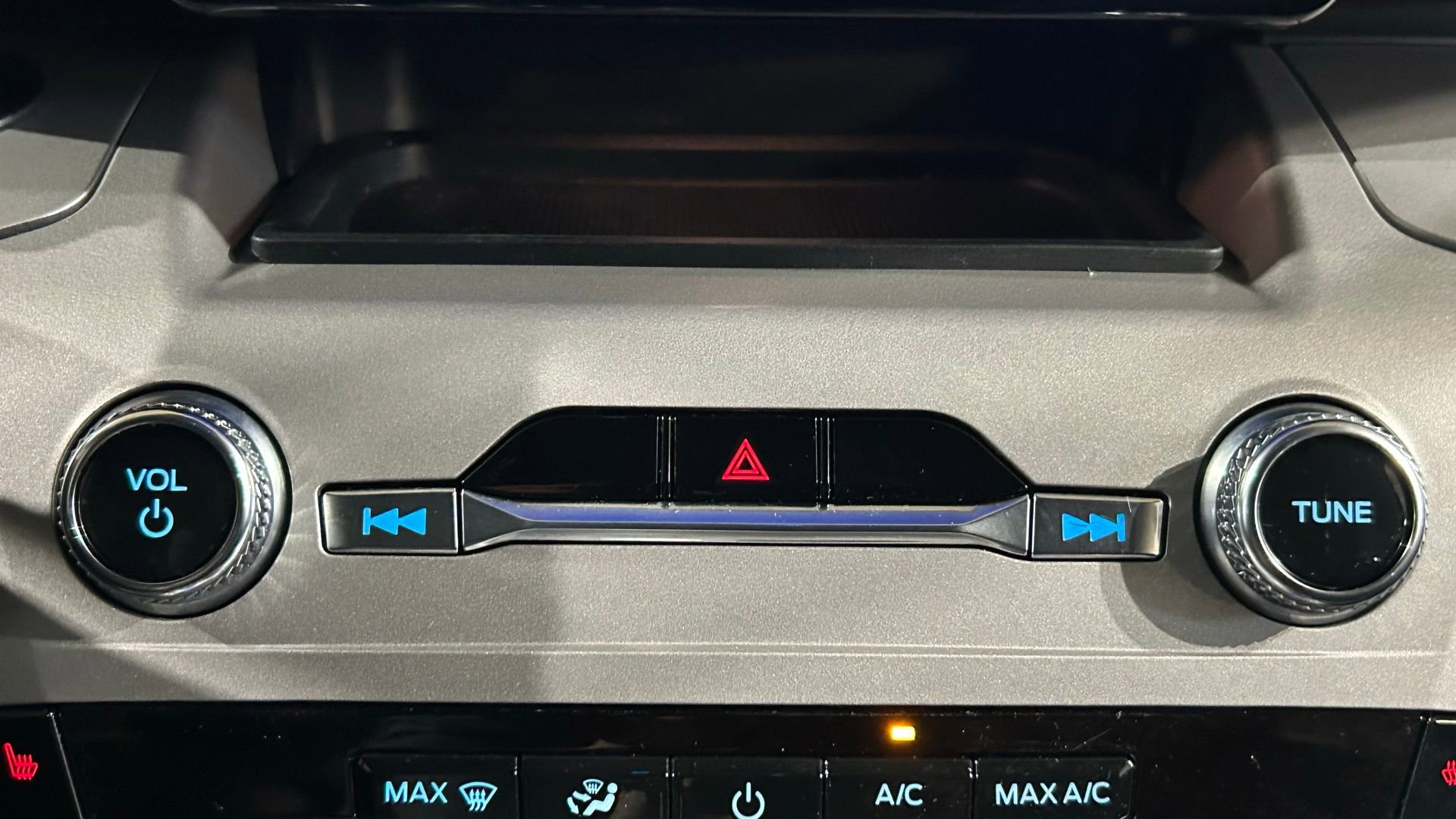 Used 2023 Ford Explorer XLT w/ Equipment Group 202A AWD/4WD image 88