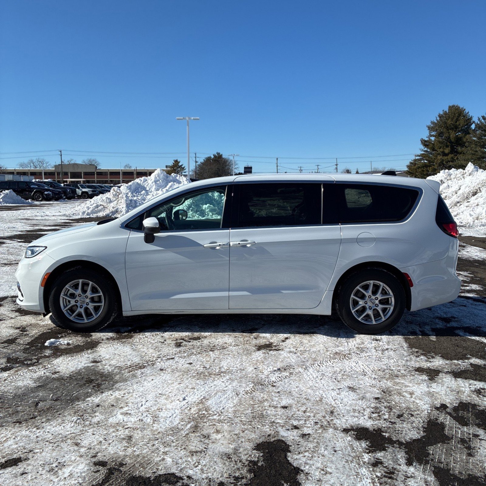 Used 2023 Chrysler Pacifica Touring-L image 2
