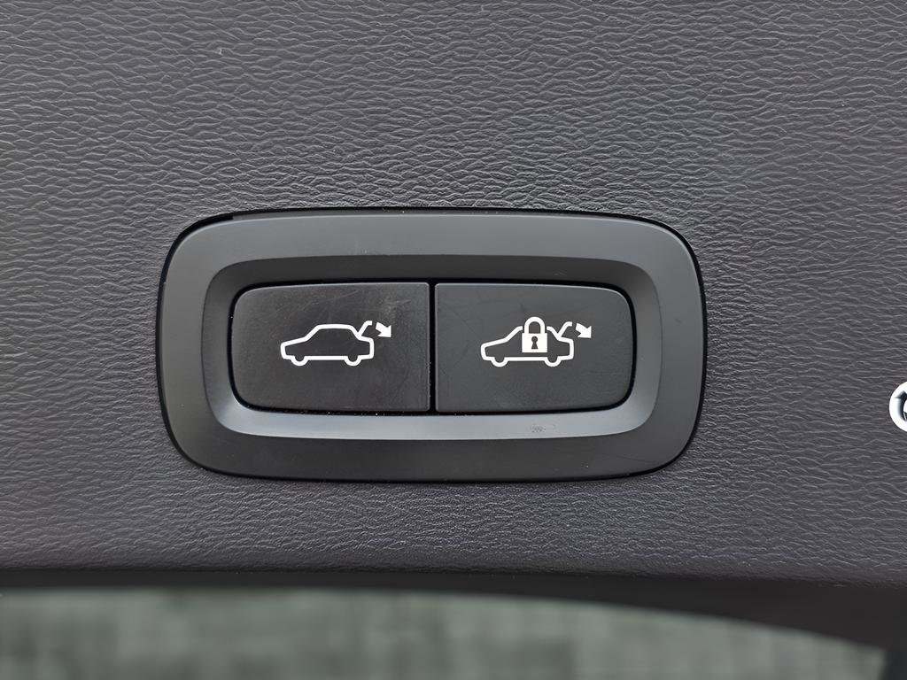 Used 2020 Volvo XC40 T5 Momentum image 15