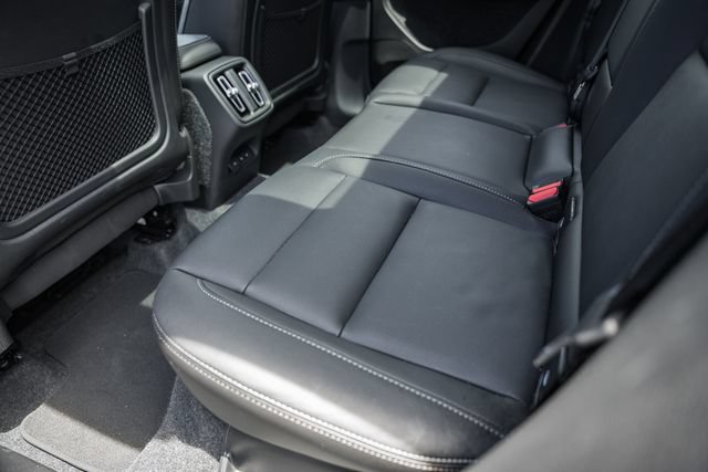 Certified 2025 Volvo XC40 B5 Plus AWD/4WD image 34