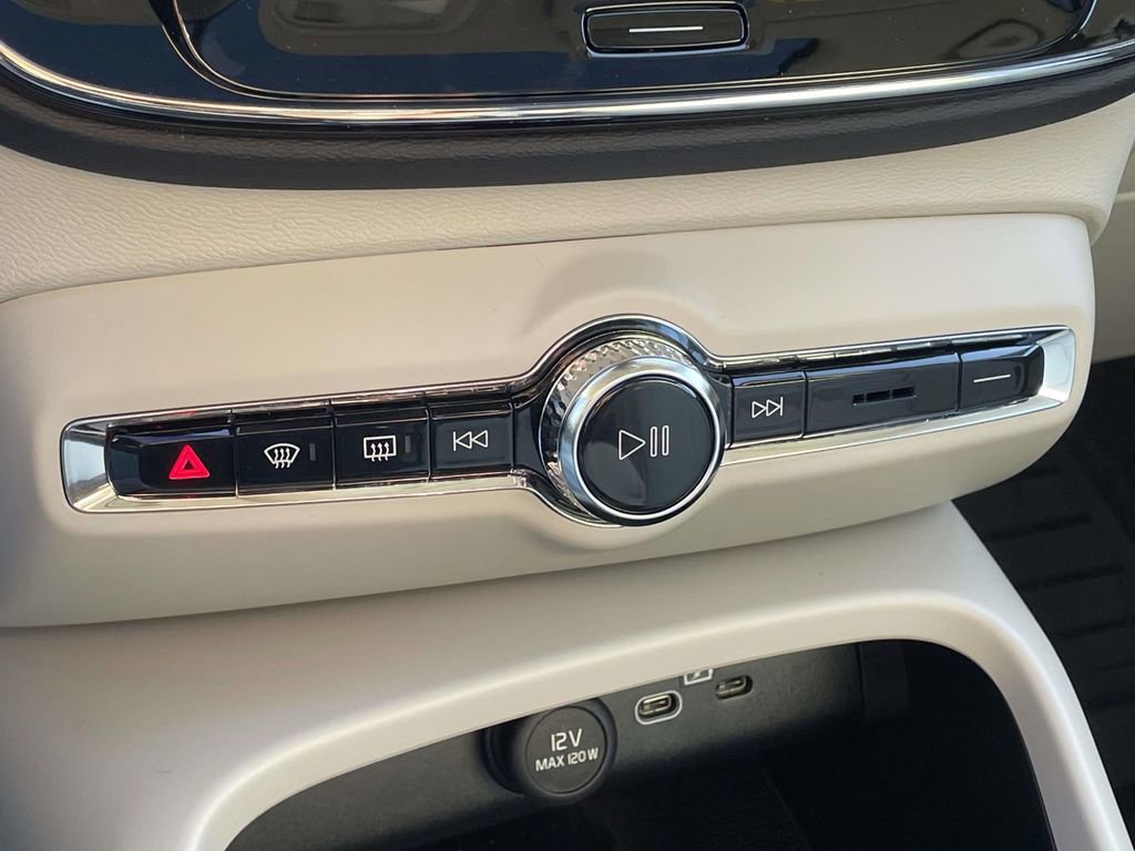 New 2026 Volvo XC40 B4 Plus w/ Protection Package Premier FWD image 19