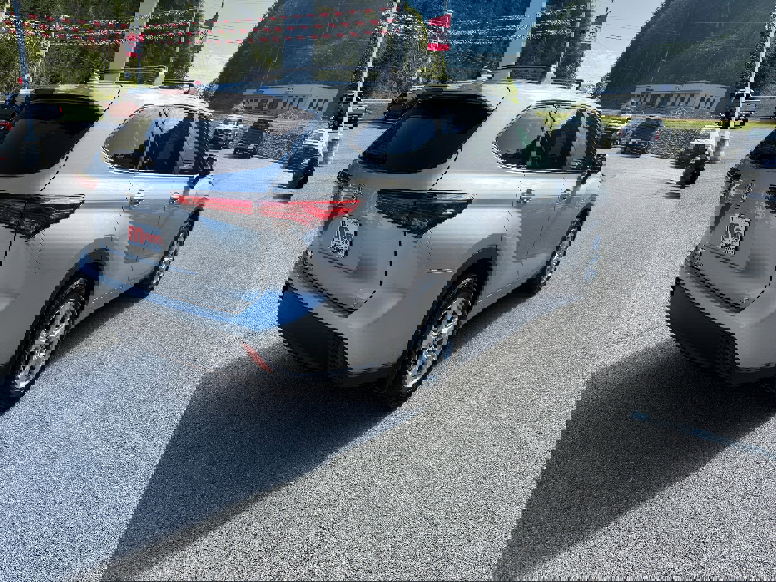 Used 2023 Toyota Highlander LE image 7