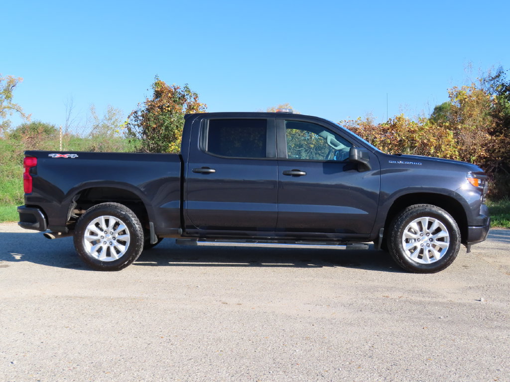 Used 2023 Chevrolet Silverado 1500 Custom AWD/4WD image 2