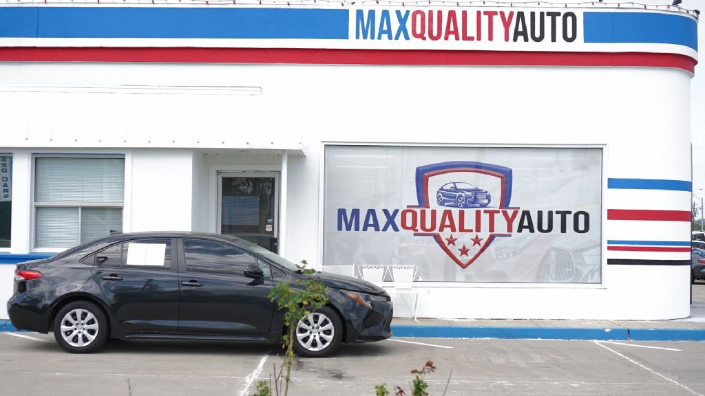 Used 2021 Toyota Corolla LE image 2