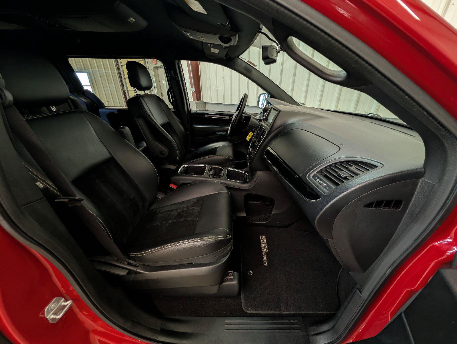 Used 2016 Dodge Grand Caravan SXT FWD image 28